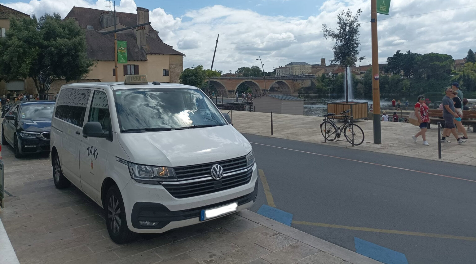 Transporte en furgoneta con gran capacidad de maletero para equipajes y traslados